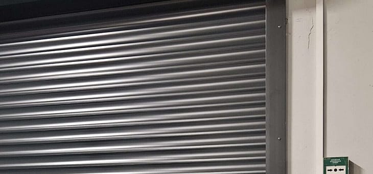 Jak połączyliśmy bramę rolowaną z systemem kontroli dostępu w magazynie pod Wrocławiem — praktyczna realizacja