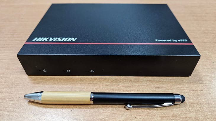 Montaż kamer-Mini rejestrator nvr 4 kamery IP POE dysk SSD DS-E04NI-Q1/4P