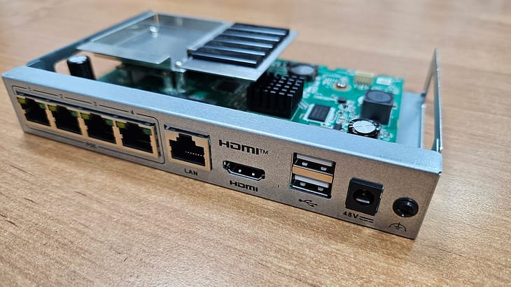 Montaż kamer-Mini rejestrator nvr 4 kamery IP POE dysk SSD DS-E04NI-Q1/4P